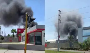 VIDEO: bomberos combaten siniestro en terreno colindante a la sede de la UPC en Chorrillos