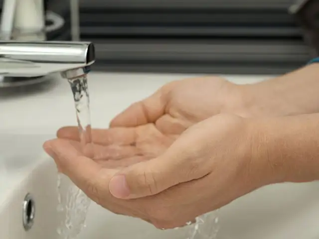 Hombre se lava el rostro con agua del caño y fallece por extraña bacteria “comecerebros”