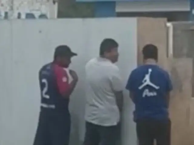 Chiclayo: captan a alcalde miccionando en plena la calle tras participar de una actividad