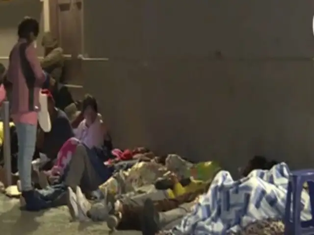 Decenas de ciudadanos pasan la noche en exteriores del Ministerio de Vivienda para acceder a bono