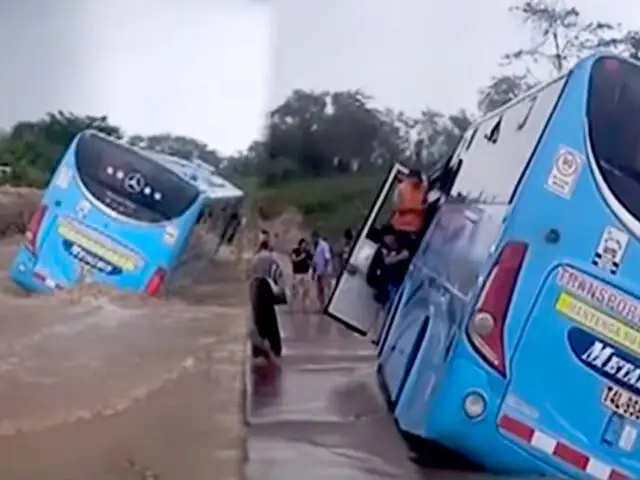 Lambayeque: bus que llevaba personal de empresa se despistó por crecida del río Motupe