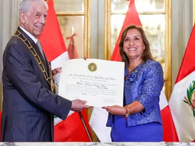 Mario Vargas Llosa fue condecorado por Dina Boluarte con el Gran Collar de la Orden del Sol