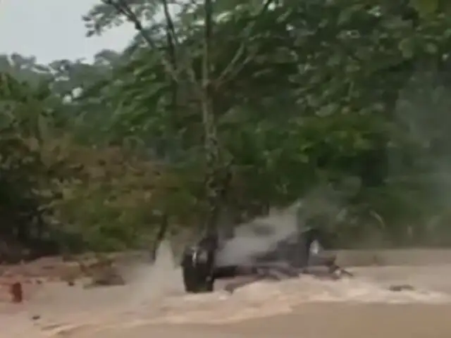 Lluvias en Ucayali: camión es arrastrado y termina volcado tras desborde de quebrada