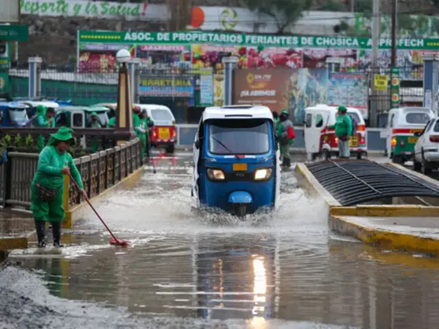 VMT: avenida Pachacútec quedó inundada por lluvias y conductores toman sus precauciones