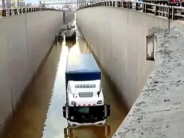 Huachipa: camión queda atrapado en medio de bypass inundado por las lluvias