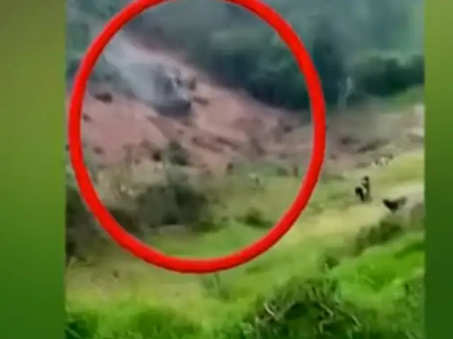 Cajamarca: combi cae a abismo de 50 metros al intentar pasar por vía afectada por deslizamiento