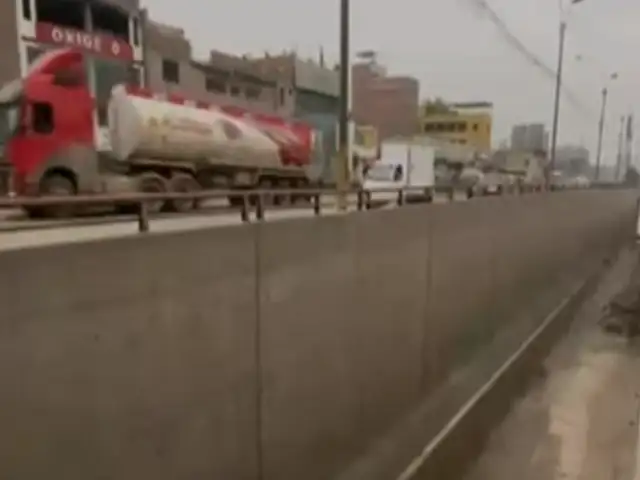 Ate: tránsito vehicular restringido en el bypass Ayllón-Arriola tras quedar inundado