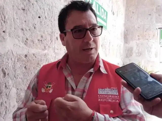 “¡Ven solo hue...!”: Congresista Edwin Martínez protagoniza altercado con pobladores de Arequipa