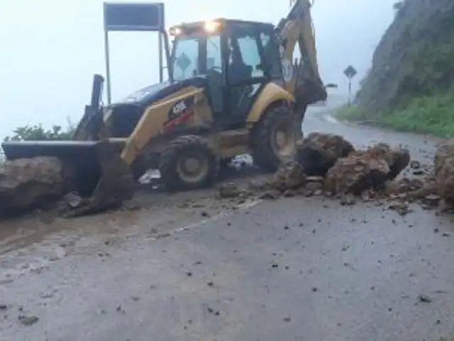 Deslizamientos por fuertes precipitaciones bloquean distintas carreteras en la región Huancavelica
