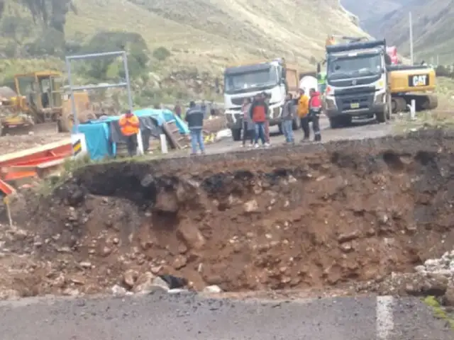 Lluvias en Ayacucho: decenas de vehículos varados tras colapso de puente por crecida de río