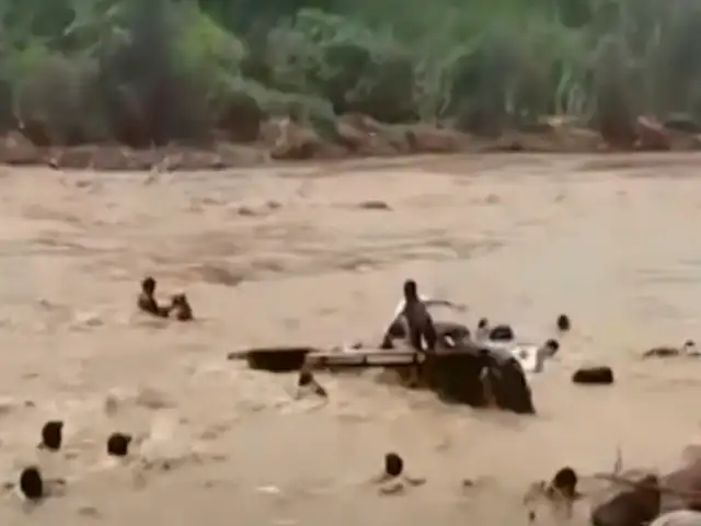 Piura: pasajeros se salvan de morir arrastrados por la corriente del río Yapatera