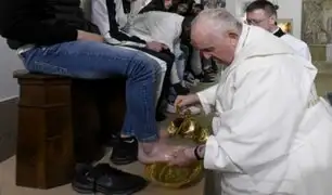 El papa Francisco lava los pies de 12 jóvenes detenidos como ritual de Jueves Santo