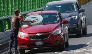 Surco: alcalde Carlos Bruce prohíbe limpiadores de lunas y lavadores de carros en la vía pública