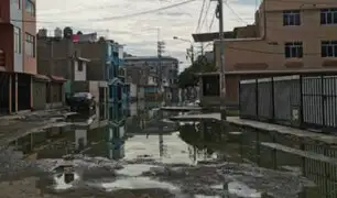 Vecinos alarmados: reportan calles inundadas por aguas servidas cerca a colegio en Chiclayo