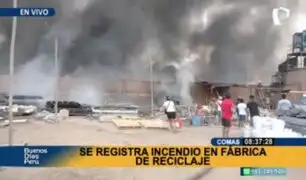 Voraz incendio en Comas: fuego consume fábrica de reciclaje