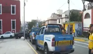 San Miguel: trabajadores municipales estacionan sus vehículos en zona rígida