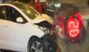 Conductora provoca accidente en San Isidro y se estrella contra semáforo