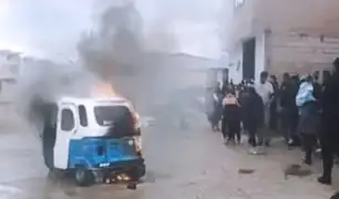 Cajamarca: ciudadanos molestos queman mototaxi usada por delincuentes