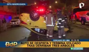 Auto se despista y termina volcado en Av. Abancay: dos personas resultaron heridas