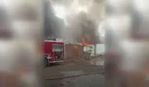 Villa El Salvador: reportan voraz incendio en una almacén de productos plásticos