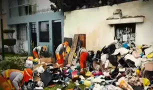 ¡Vecinos piden ayuda! Mujer acumula basura en su casa y esta se desborda en las calles de Surco