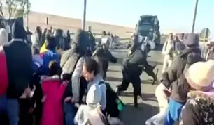 ¡Exclusivo! Enfrentamiento entre migrantes y policías en la vía fronteriza entre Perú y Chile