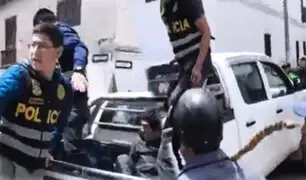 Cajamarca: ronderos se enfrentan a policía para sancionar a presuntos ladrones de moto