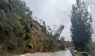 Sorpresivo deslizamiento de tierra en cerro bloqueó carretera en Cajamarca