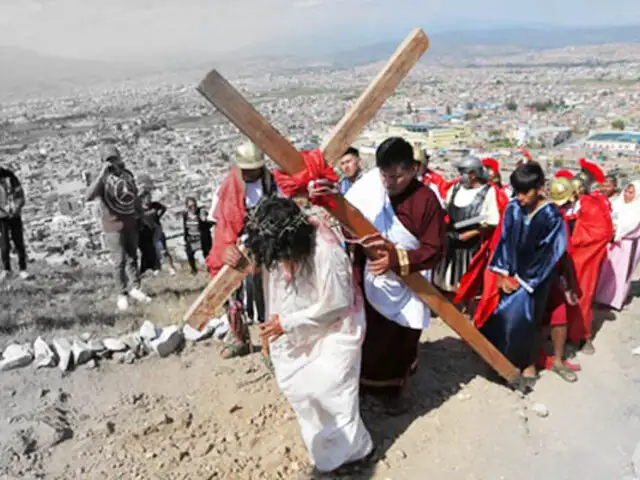 Alcalde de Hunter cargó la cruz en escenificación del Vía Crucis en Semana Santa