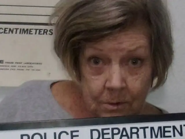 En estado de ebriedad: Mujer de casi 80 años fue capturada por tercera vez tras robar un banco
