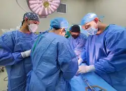 Médicos de Essalud extirpan quiste abdominal de siete kilos a madre de familia