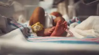 Reino Unido: nace el primer bebé fecundado con ADN de tres personas