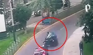 San Isidro: sereno choca moto de "robacelulares" para detenerlo
