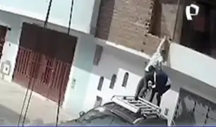 Ate: delincuentes trepan al techo de un vehículo para robar vivienda