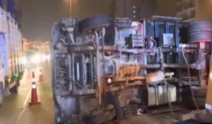 Surco: dos heridos deja volcadura de camión en la Panamericana Sur