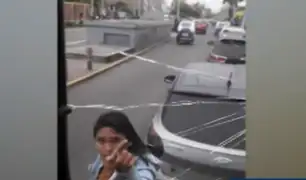 ¡No pudo controlar su ira! Mujer destroza lunas de un bus porque le chocó su auto en Chorrillos