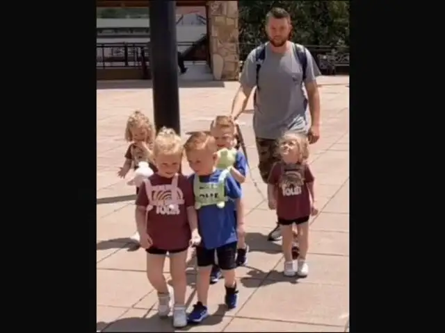 Padre es criticado por sacar a pasear a sus hijos con correas