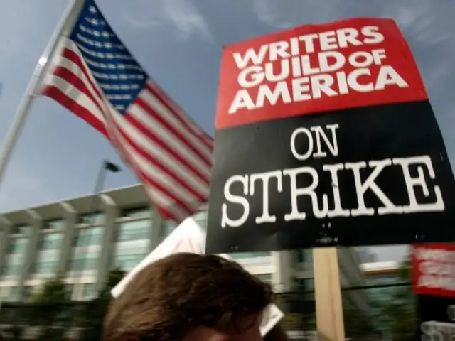 Guionistas de Hollywood inician huelga indefinida tras no llegar a un acuerdo