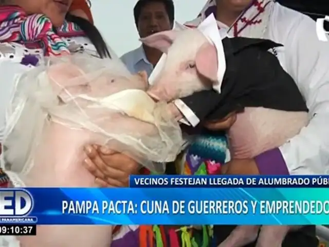 ‘Piqué’ y ‘Clara’ se casan en Pampa Pacta y celebran la llegada del alumbrado público