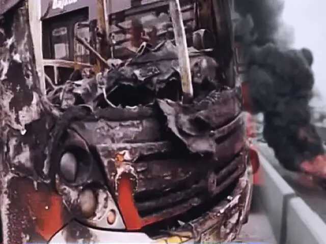 Bus público se incendia: conductor señaló que se trató de un cortocircuito