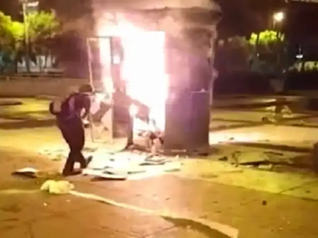 Cercado de Lima: incendio destruye quiosco y comerciante lo pierde todo
