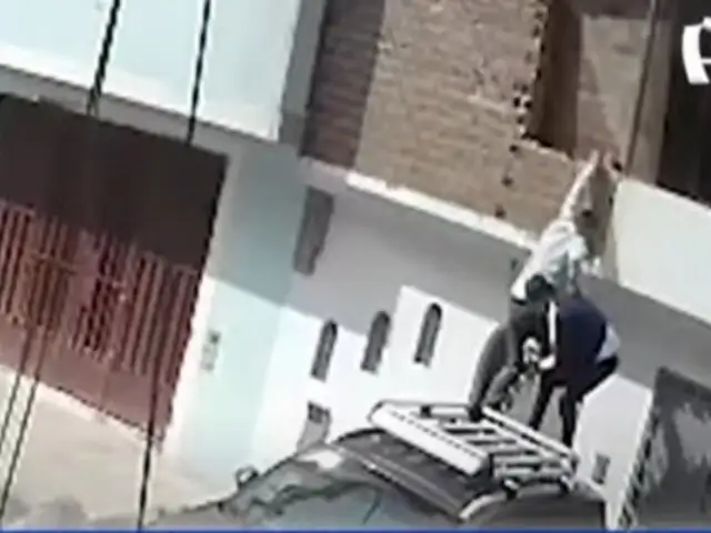 Ate: delincuentes trepan al techo de un vehículo para robar vivienda