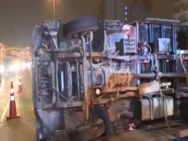 Surco: dos heridos deja volcadura de camión en la Panamericana Sur