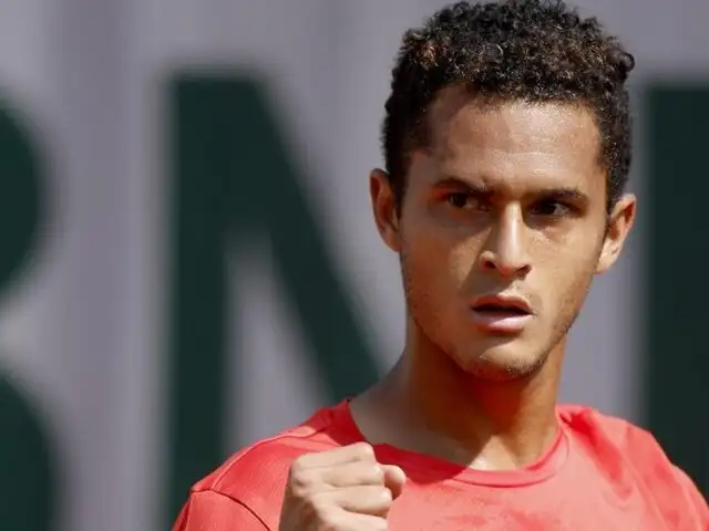 Juan Pablo Varillas clasifica a la tercera ronda del torneo Roland Garros tras vencer por 3-2 a Bautista Agut