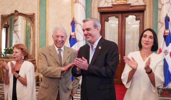 Mario Vargas Llosa recibe la ciudadanía de...