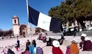 Manifestantes intentan izar bandera negra y blanca en plaza de armas de Juliaca