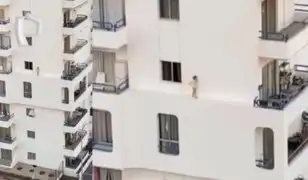 Video viral: bebé es captado corriendo por borde de edificio