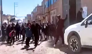 Juliaca: manifestantes expulsan con papas podridas y agua a capacitadores del Minsa