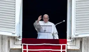 Papa Francisco reaparece ante miles de fieles tras operación y agradece las muestras de afecto