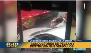 Conductores se pelean por un choque y destruyen sus vehículos